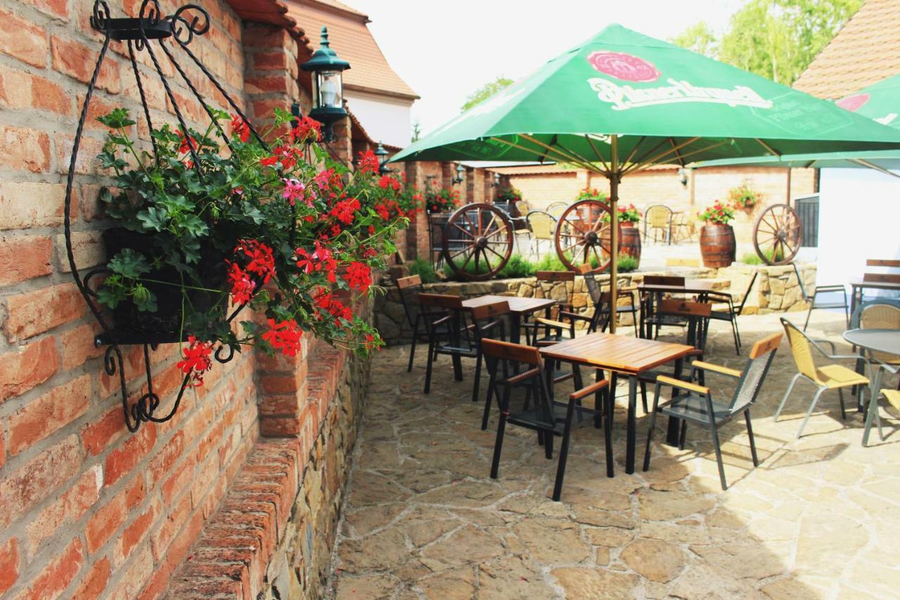 Penzion A Restaurace U Kalendu Strážnice Dış mekan fotoğraf
